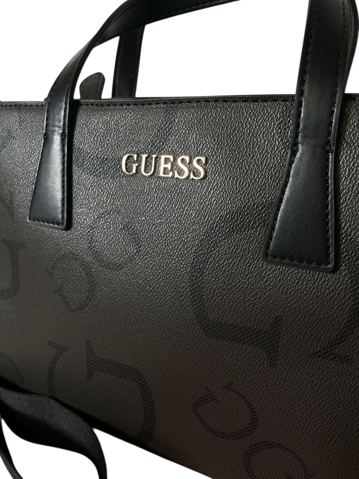Bolsa GUESS Negra Mediana con Asa Gruesa – Elegancia Urbana y Versatilidad